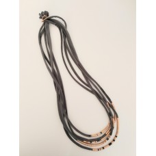 Collar de terciopelo de varias caídas 