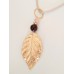 Collar largo con hoja